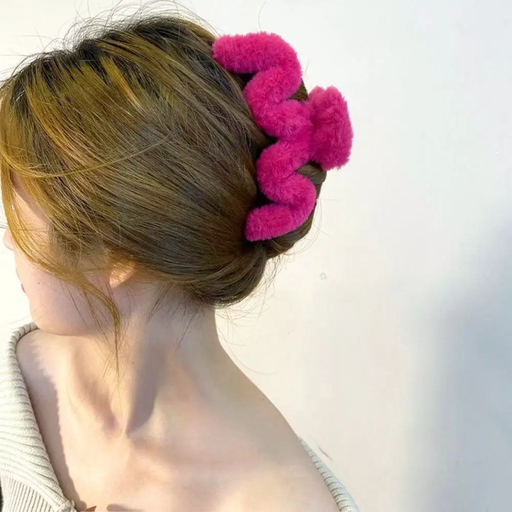Winter Warm Plush Hair Claw Clip Women Large Furry Barrette Aesthetic Soft Headwear For Thick Hair Hairpin Tool