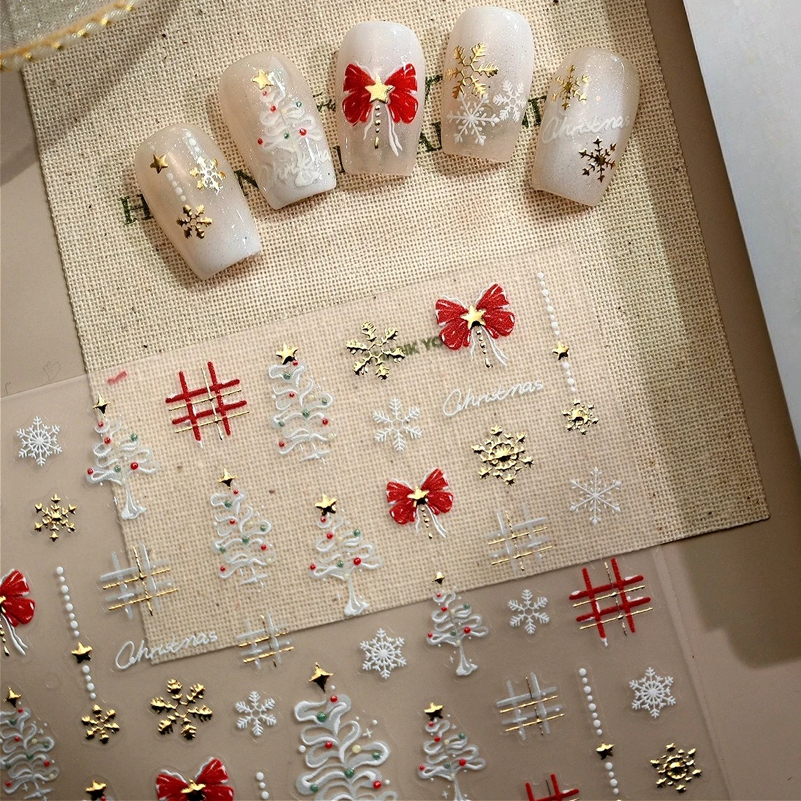 الشتاء شجرة عيد الميلاد الأحمر Bowknot ستار الثلج كريستال الكرة ثلج الزنجبيل سانتا كلوز مسمار الفن ملصقات جديدة الشارات أداة