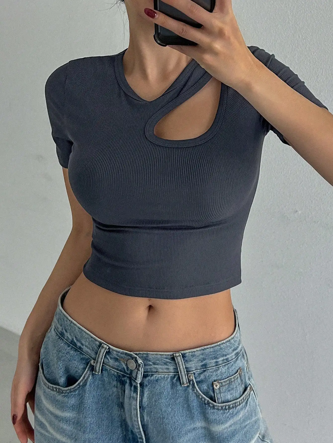 تي شيرت نسائي قصير الأكمام مزود بفتحة غير متماثلة، ملابس حضرية عصرية