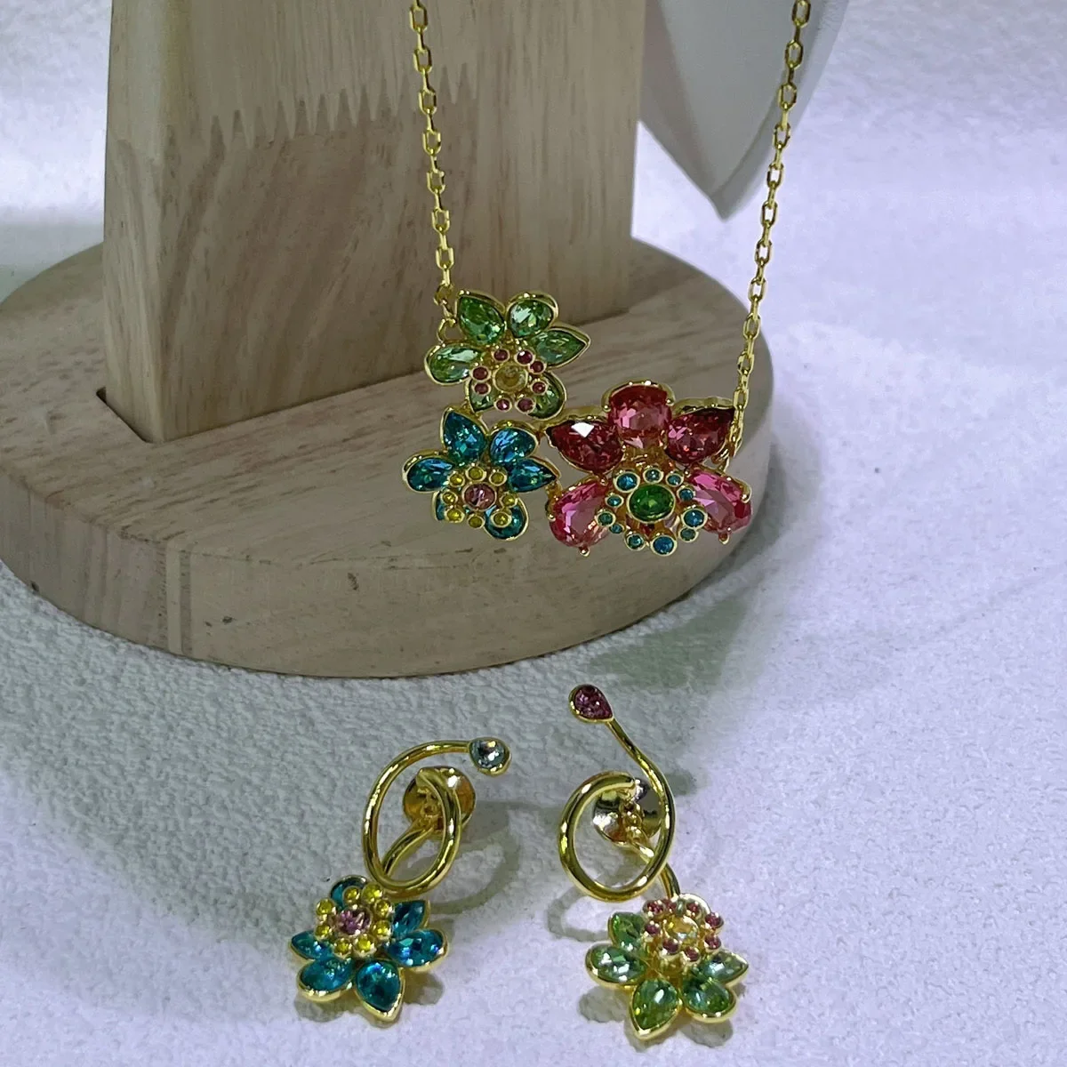 Originele sieradenset nieuwe kleur bloem kristal boetiek onregelmatige oorbel prachtige ketting ring armband huwelijkscadeau voor vrouwen