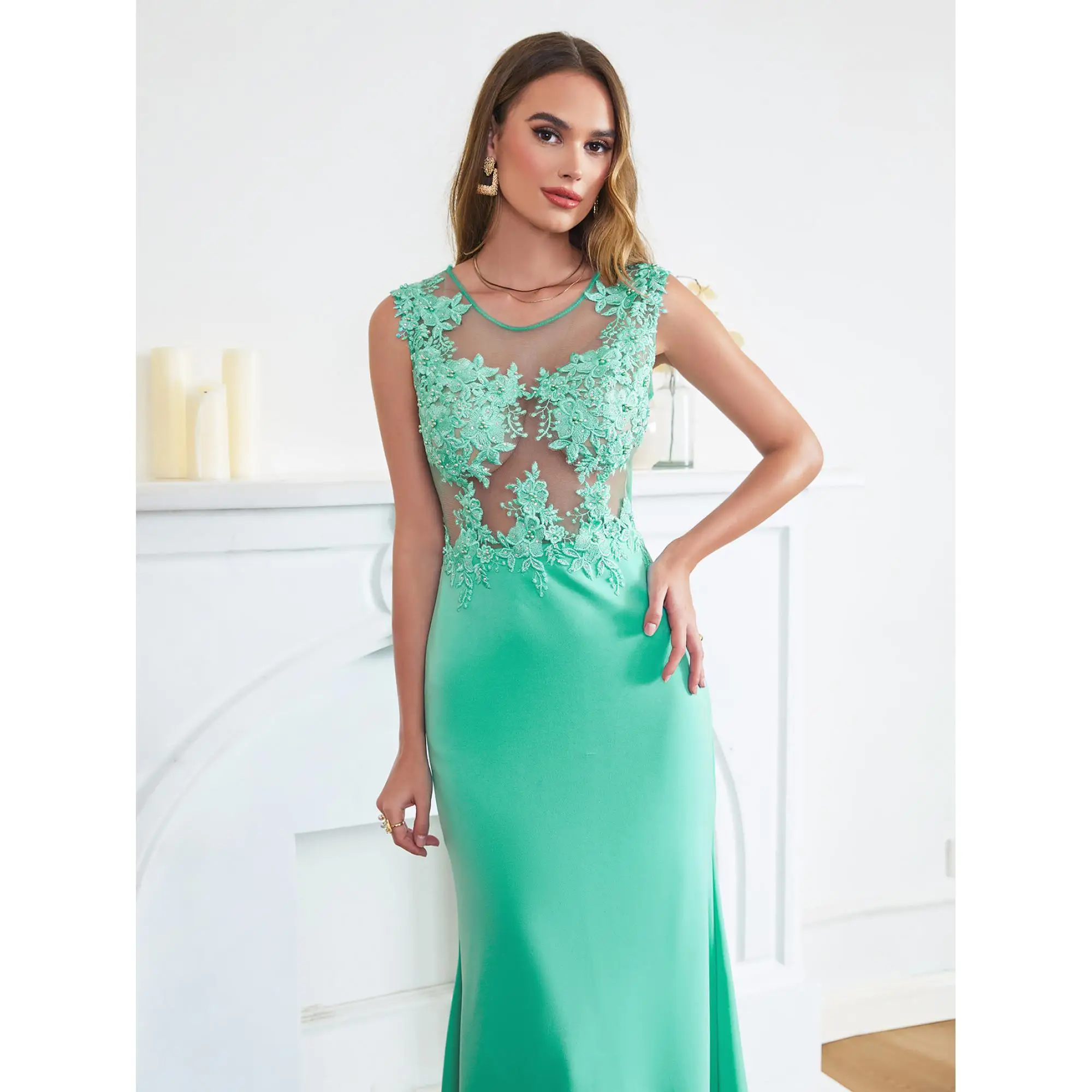 ชุดราตรีสีเขียวมาลาไคต์แบบนางเงือกจาก BABYONLINE  ผ้าลูกไม้ซีทรูประดับลายฉลุ คอทรงโอ เปิดหลัง ทรงเข้ารูป พร้อมชายกระโปรงยาว