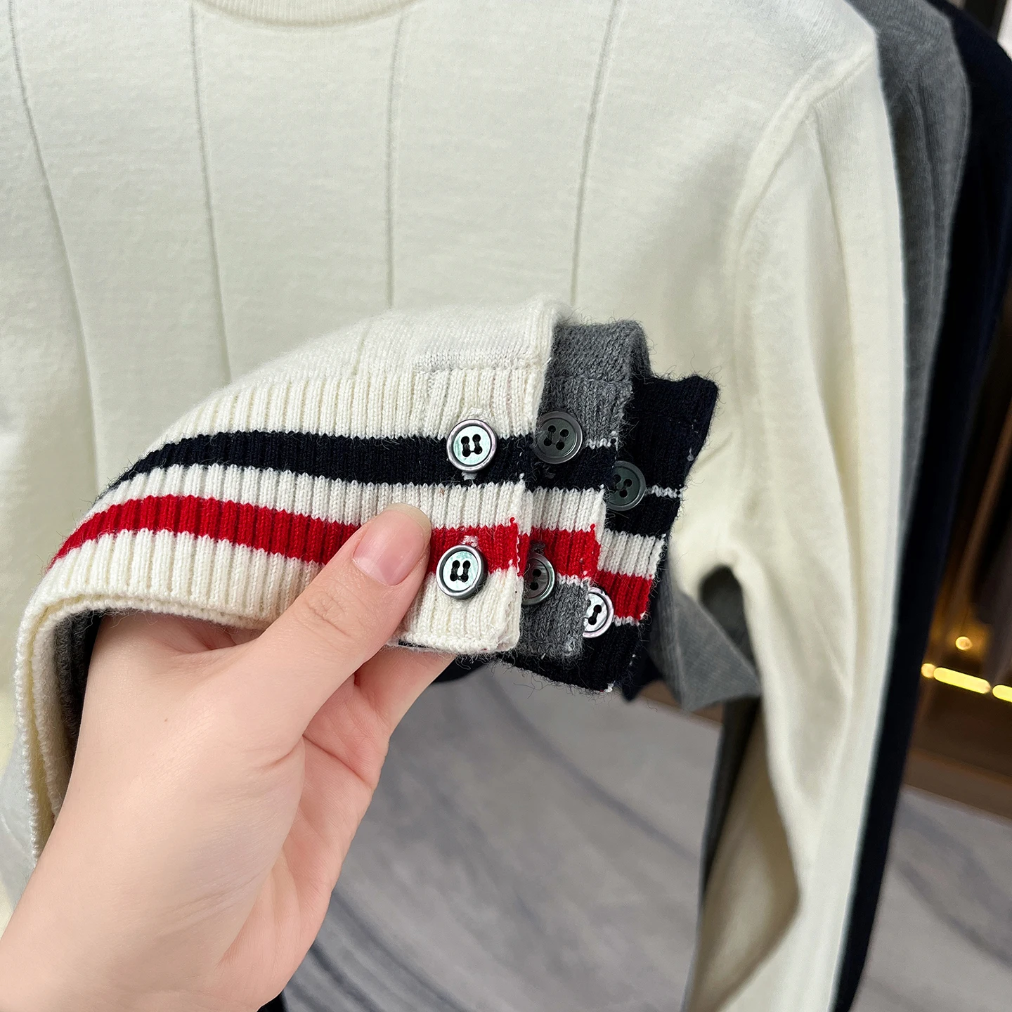 Designer High-End-Marke Pullover Herren Herbst Winter neue Persönlichkeit Farbmuster Streifen Mode süße Welpen Embossed Freizeit Komfort Warm Rund Stricken Sweater – Detail 13