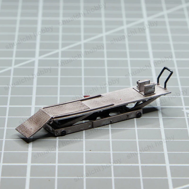 1PCS 1/64 Skala Motorrad/Auto Lift Modell Simulation Fahrzeug Hoist Harz Display-ständer Werkstatt Teile für Dioramas garage Szene