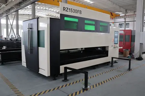 RZ1530FB 파이버 레이저 절단기 Raycus 3KW 6KW, 밀폐형 이동식 테이블 레이저 커터 포함