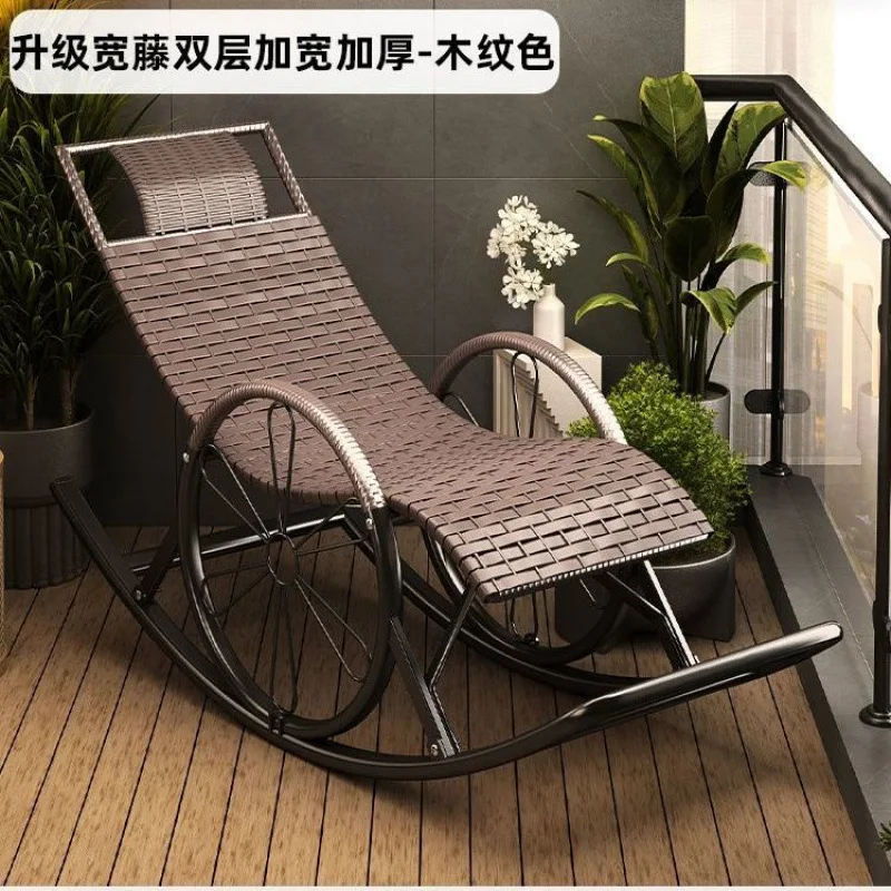 كرسي هزاز جديد من الخيزران في الهواء الطلق قيلولة رجل عجوز كسول