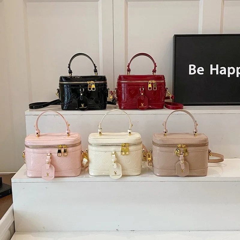

Fashionable Women Bag Underarm Crossbody Bag Stylish Design For Daily Use Work Or Weekend Travel Companion