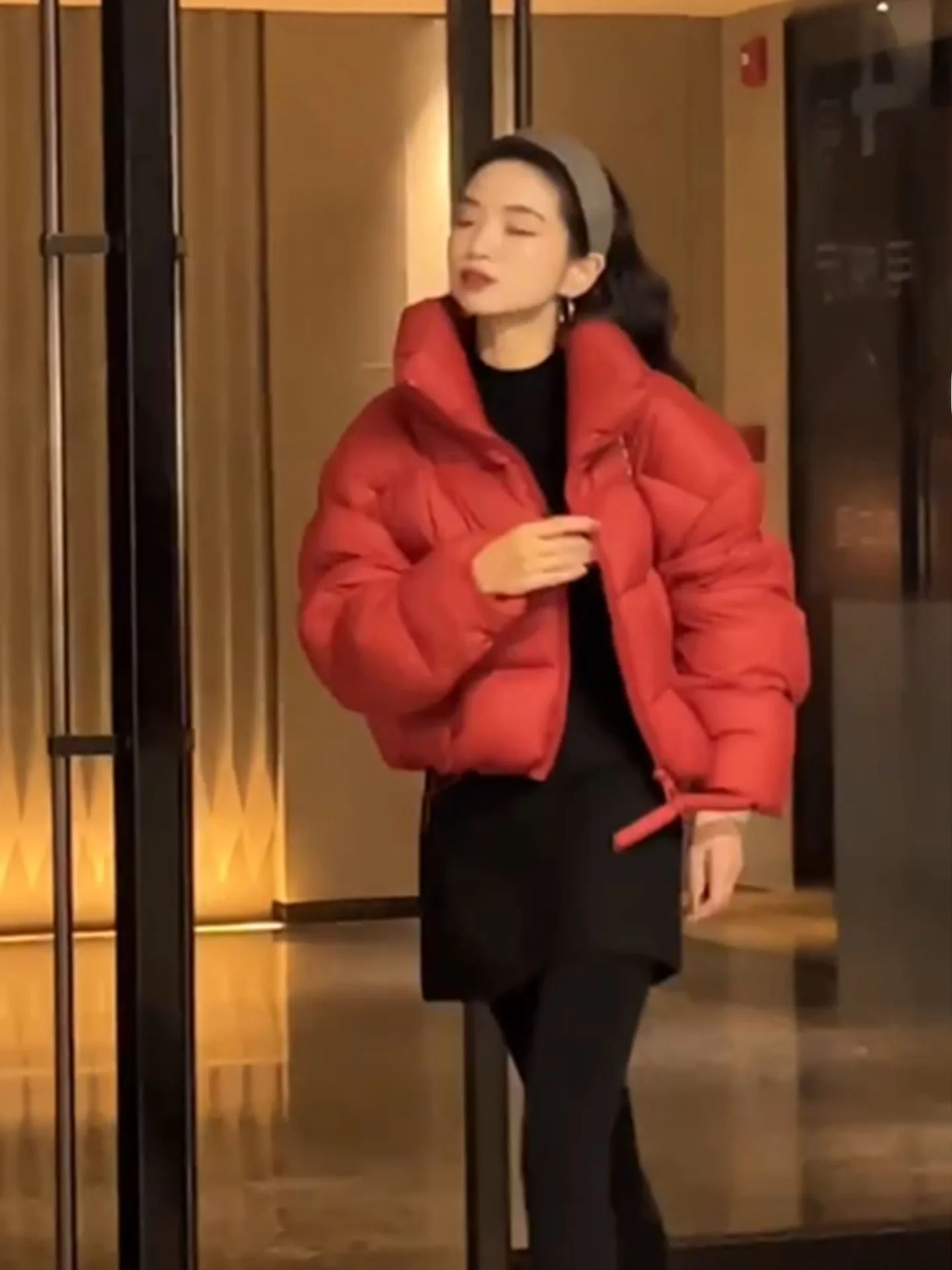 

Корейская женская зимняя куртка-пуховик красного цвета с высокой талией, утепленная, из полиэфирного волокна, с наполнителем из белого пуха