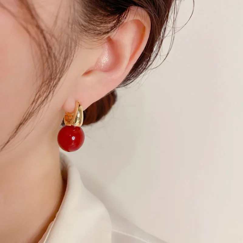 Japanese and Korean Temperament Red Pearl Earrings All-match Unique Design Sense Personality Simple Atmosphere Earrings.