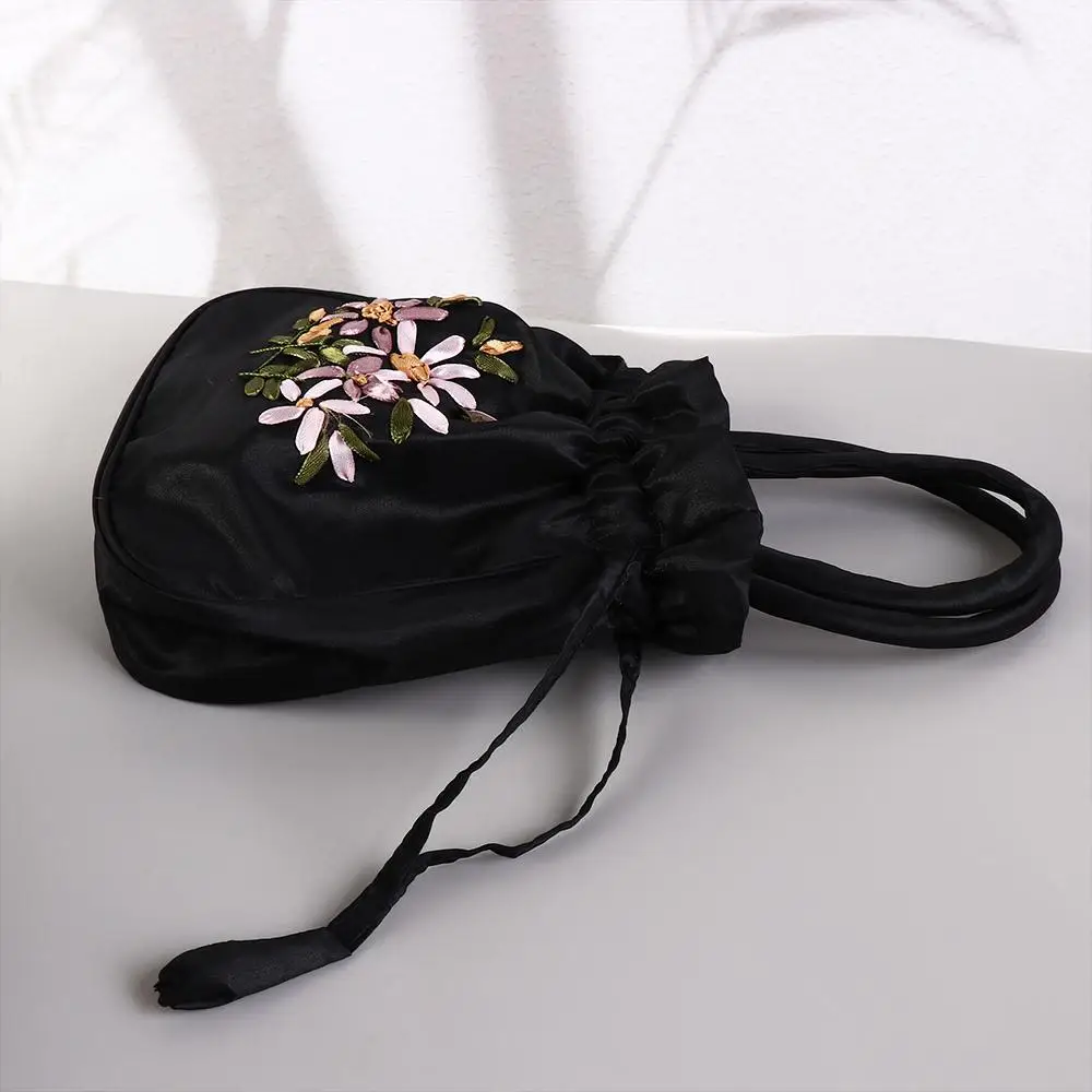 

Satin Silk Hanfu Drawstrings Bag Ethnic Style Leaf Embroidery Flower Handbag Cosmetic Makeup Bag Korean Small Purse Wallet