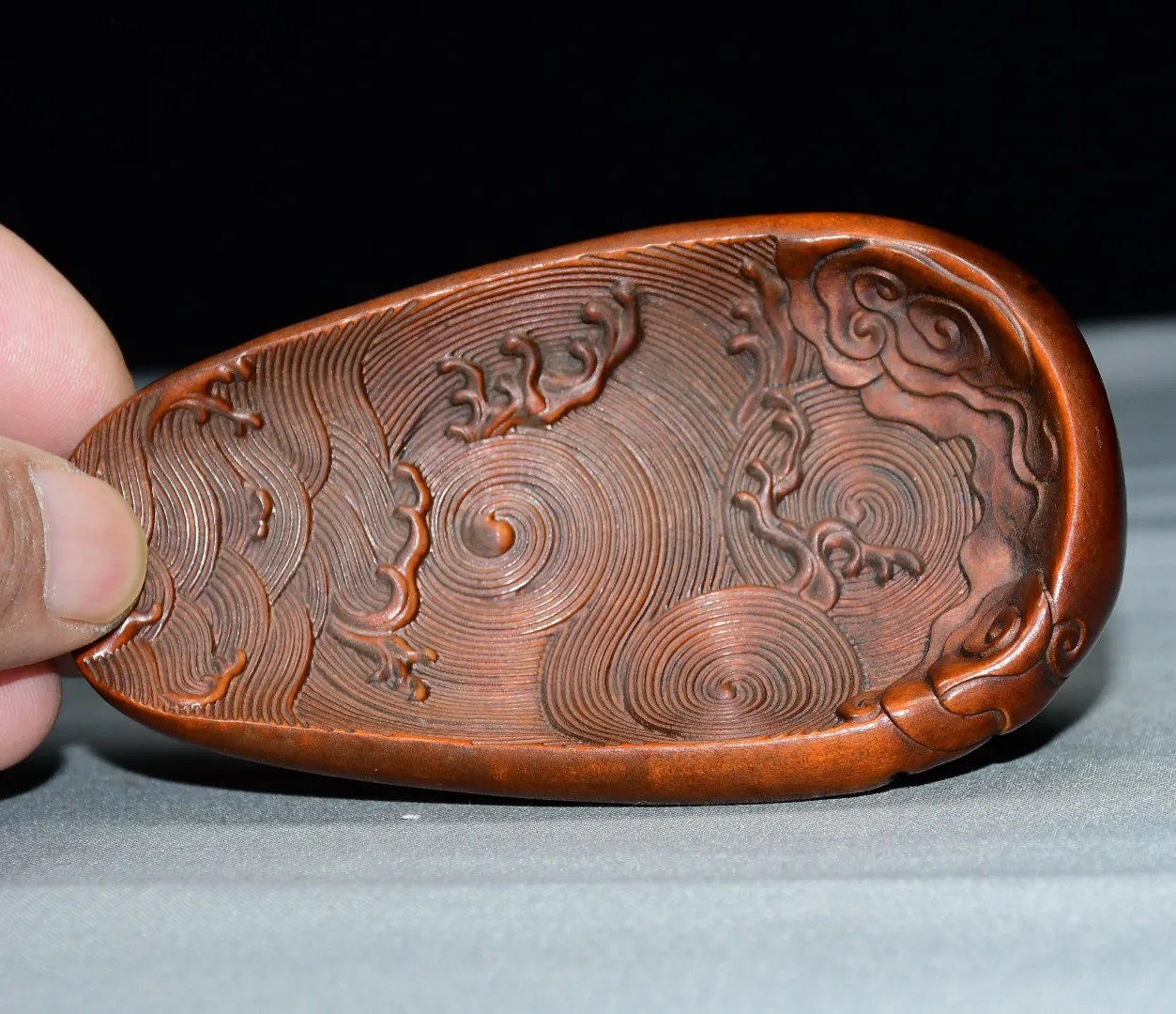 High-quality small-leaved juniper wood dragon-shaped tea tongs handle piece for tabletop decoration