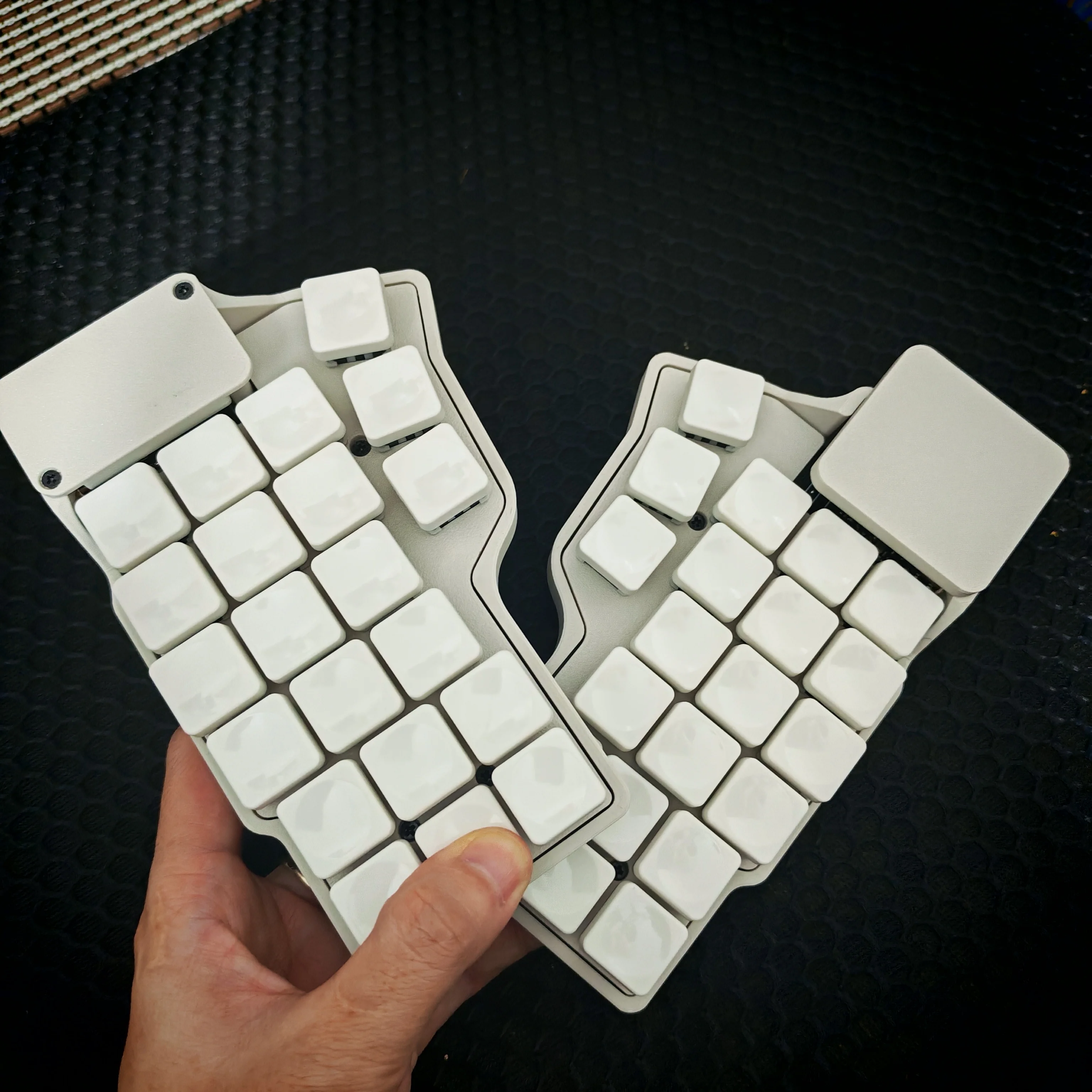 

Hot Sales Corne V4.1 SplitKeyboard Kit Custom Bluetooth Hot Swap Wireless ZMK DIY Touchpad Mouse 500mA Battery Ergonomics for MX