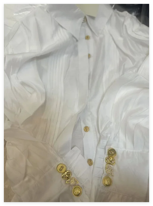 2025 novo outono inverno fivela de metal plissado borda de madeira tribunal estilo design nicho camisa branca para mulher blusa preta de comprimento médio