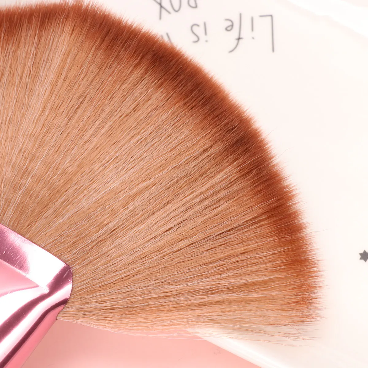 فرشاة بودرة فاخرة بتصميم مروحي بلون بني فاتح، شعيرات نايلون، مقبض من سبيكة الأكريليك مضاد للانزلاق لبودرة الوجه وكريم الأساس وأحمر الخدود