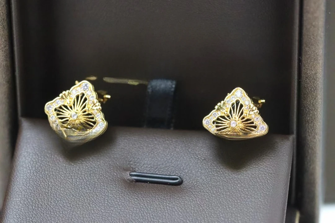 

"2024 Clover Earrings: S925 Quality, Youthful Glow, Enhance Your Charm, Premium Feel, Affordable Prices, Free Ship!"