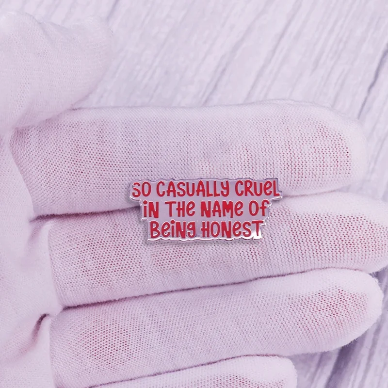 Lustiger Buchstabe „So Casually Cruel in The Name of Being Honest“ Emaille-Anstecknadel „All Too Well“-Abzeichen „Swifties Jewellery“. – Detail 5