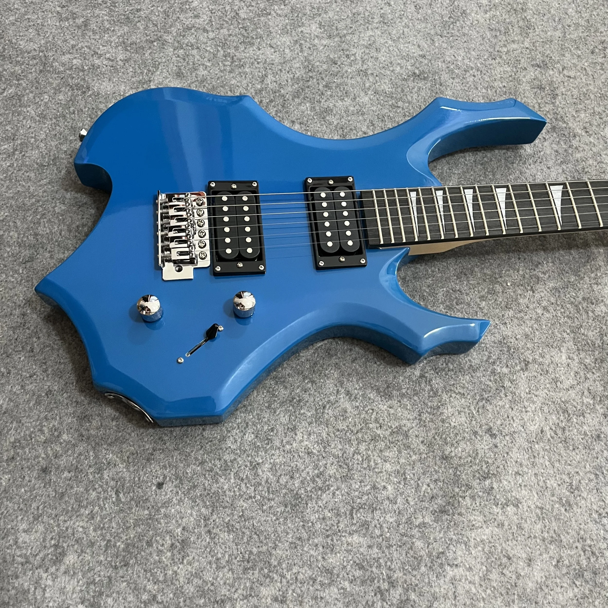 جيتار كهربائي أزرق مشهور للمبتدئين يأتي مع حقيبة ظهر للجيتار