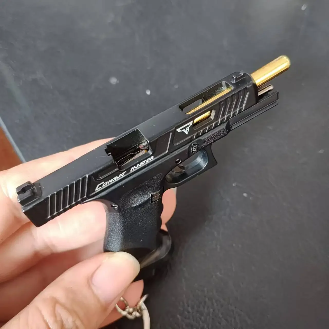 Zerlegen 1:3 Halblegierung G34 TTI Pistole Modell 1911 G17 Schlüsselanhänger Mini Gun Spielzeug Handwerk Tasche Anhänger für Kinder Erwachsene