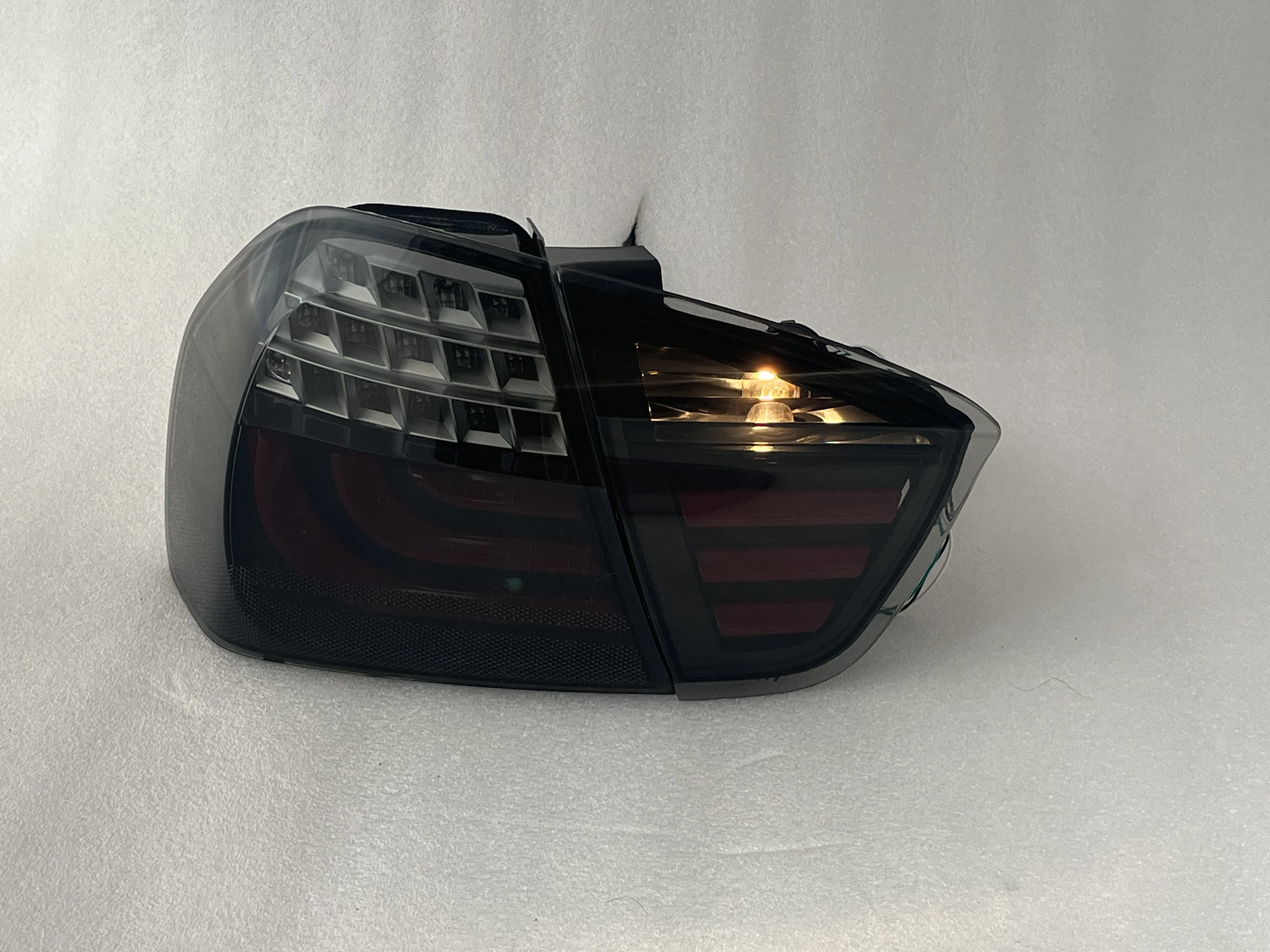 الجملة قطع غيار السيارات عالية الجودة مكونات الإضاءة الخارجية للسيارات المصابيح الخلفية لE90