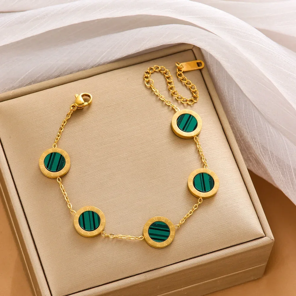 This multi-colored, fashionable, elegant and niche round letter bracelet is suitable for girls