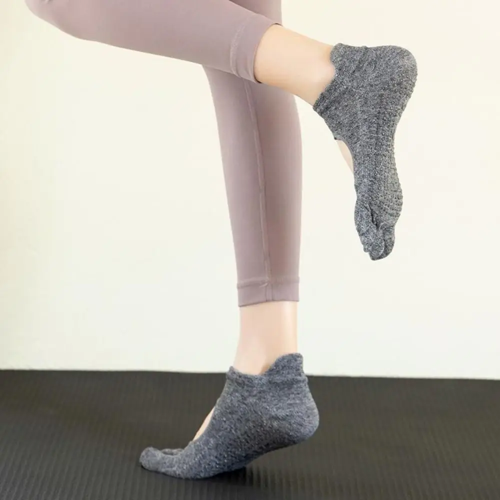 1 Pair INS Anti-slip Yoga Pilates Socks Split Toe Cotton Sport Socks with Grip Comfort Five-finger Socks Women