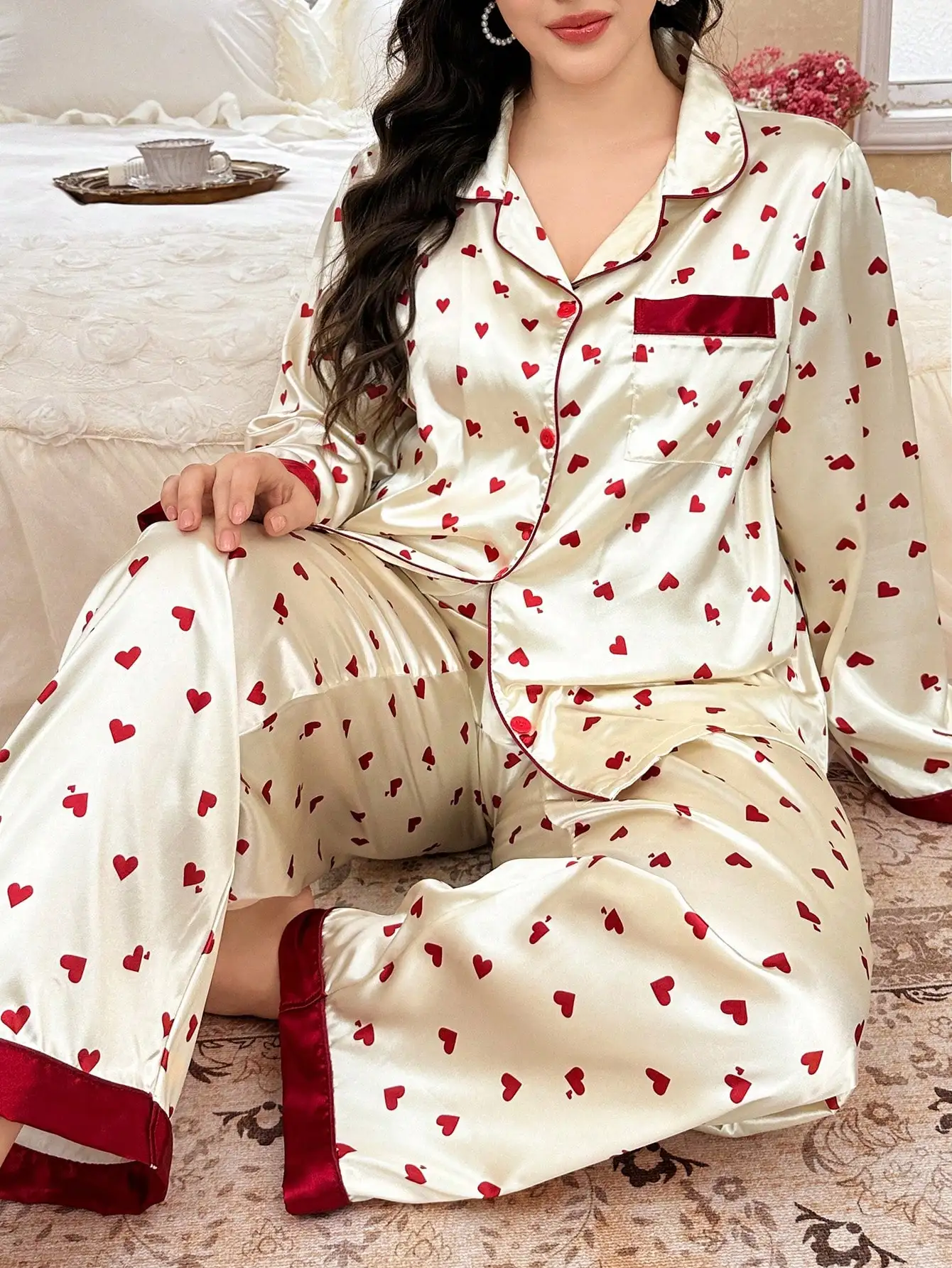 

Кремовый атласный пижамный комплект с принтом в виде сердечек и красной отделкой, топ на пуговицах с длинными рукавами и широкие брюки