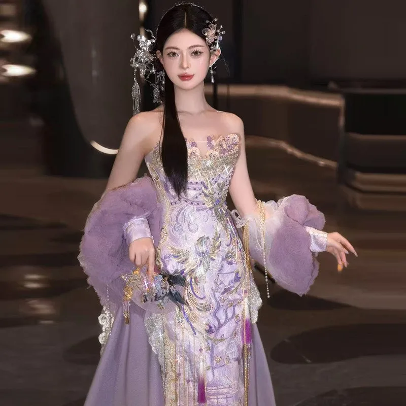 

New Chinese-style wedding dress with a trailing knot effect for toasting