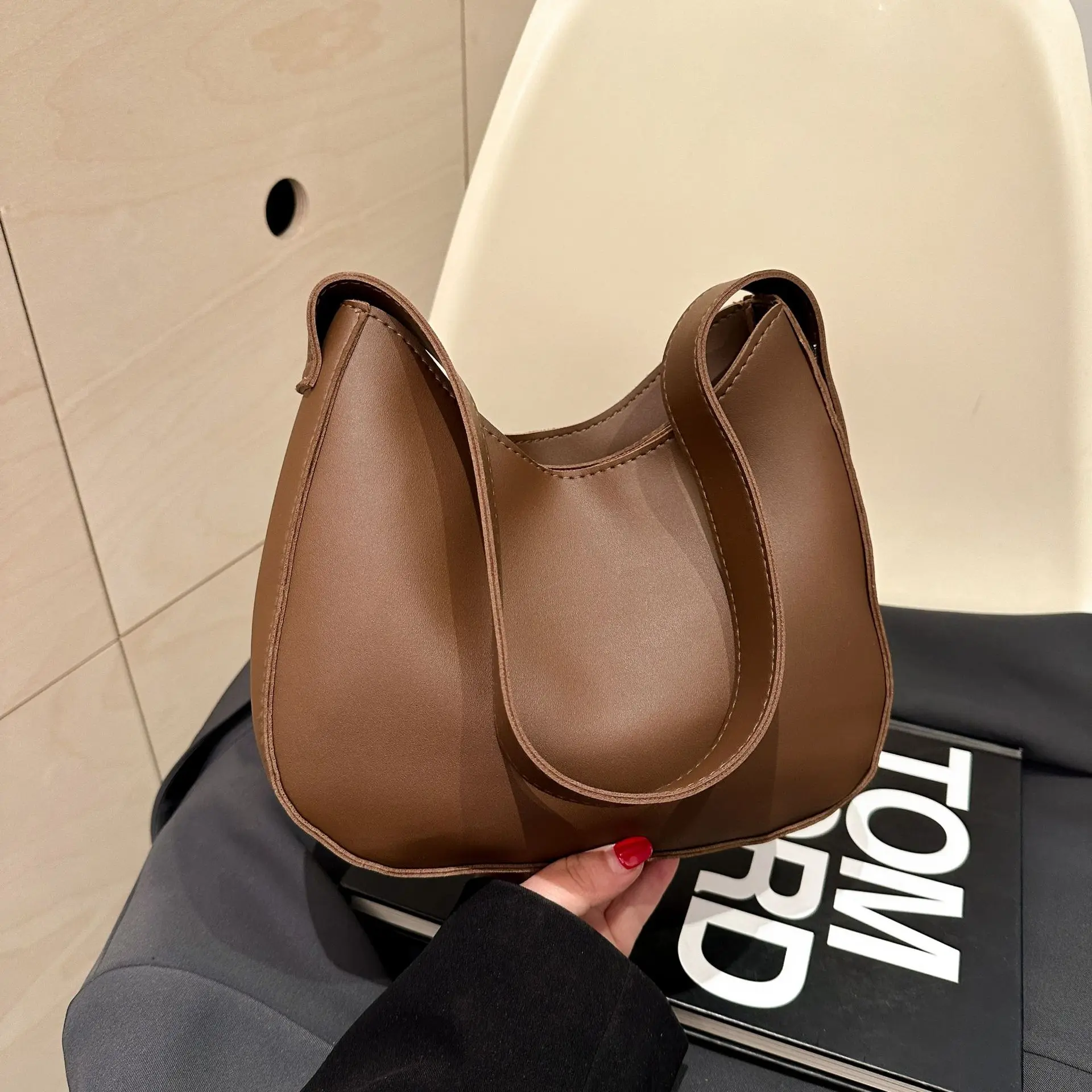 

Versatile Fashion Shoulder Bags Women Underarm Bag Half Moon Zipper Purse Designer Luxury Small Crossbody Bag for Daily Commute