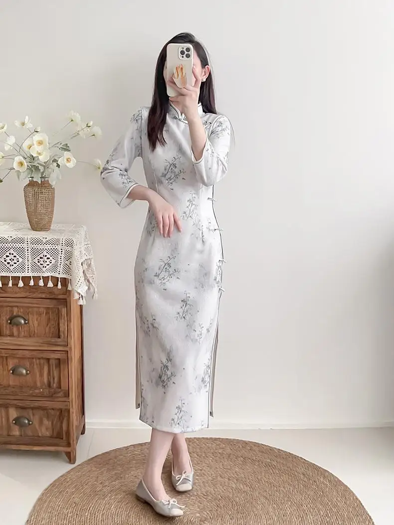 

Раннеосеннее молодежное платье с длинным рукавом, белое, в новом китайском ретро-стиле эпохи Китайской Республики, повседневное, с низким разрезом, с цветочным узором.