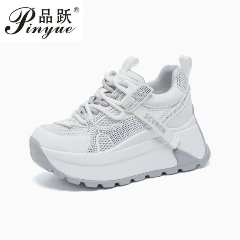 

Женские кроссовки на толстой подошве 8 см, серые, с круглым носком, на шнуровке, дышащие, весенние, с водными стразами и блестками, размер 40