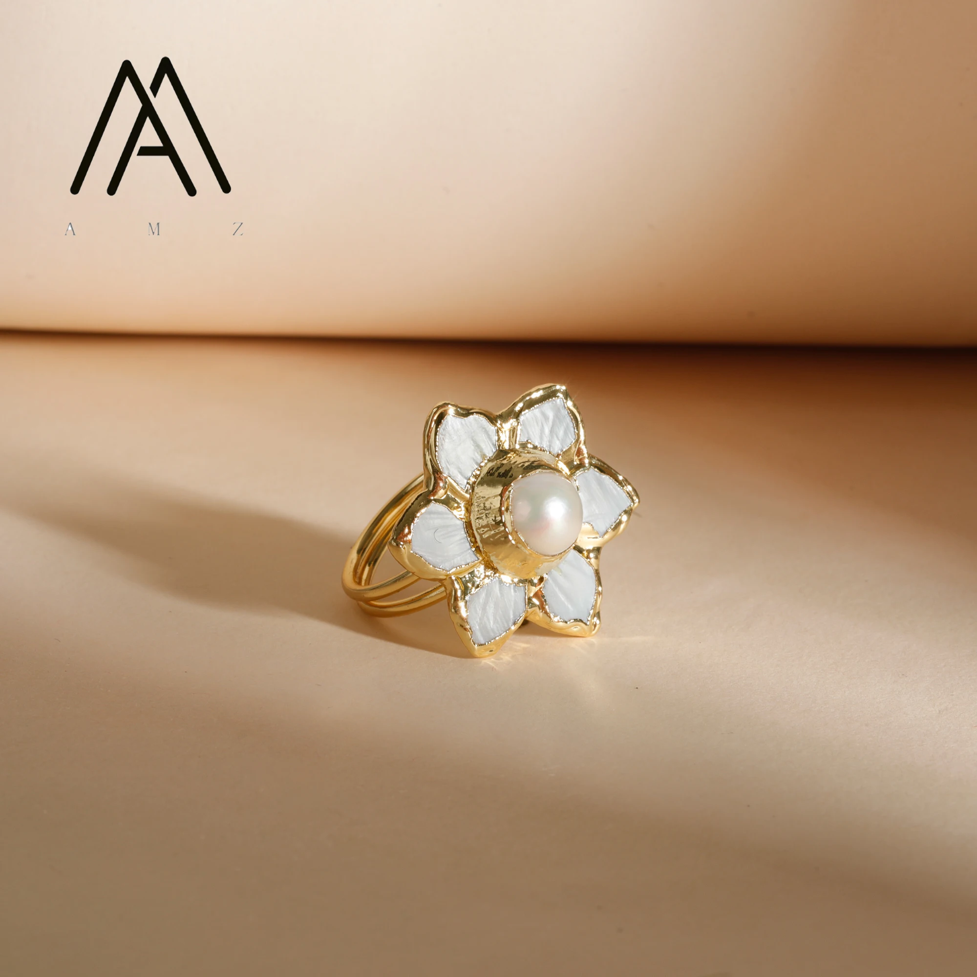

Pearl Flower Ring Natural White Shell Luxury Jewelry Adjustable Gold-Plated Ring Fashionable Daily Party Jewelry Gift for Girls