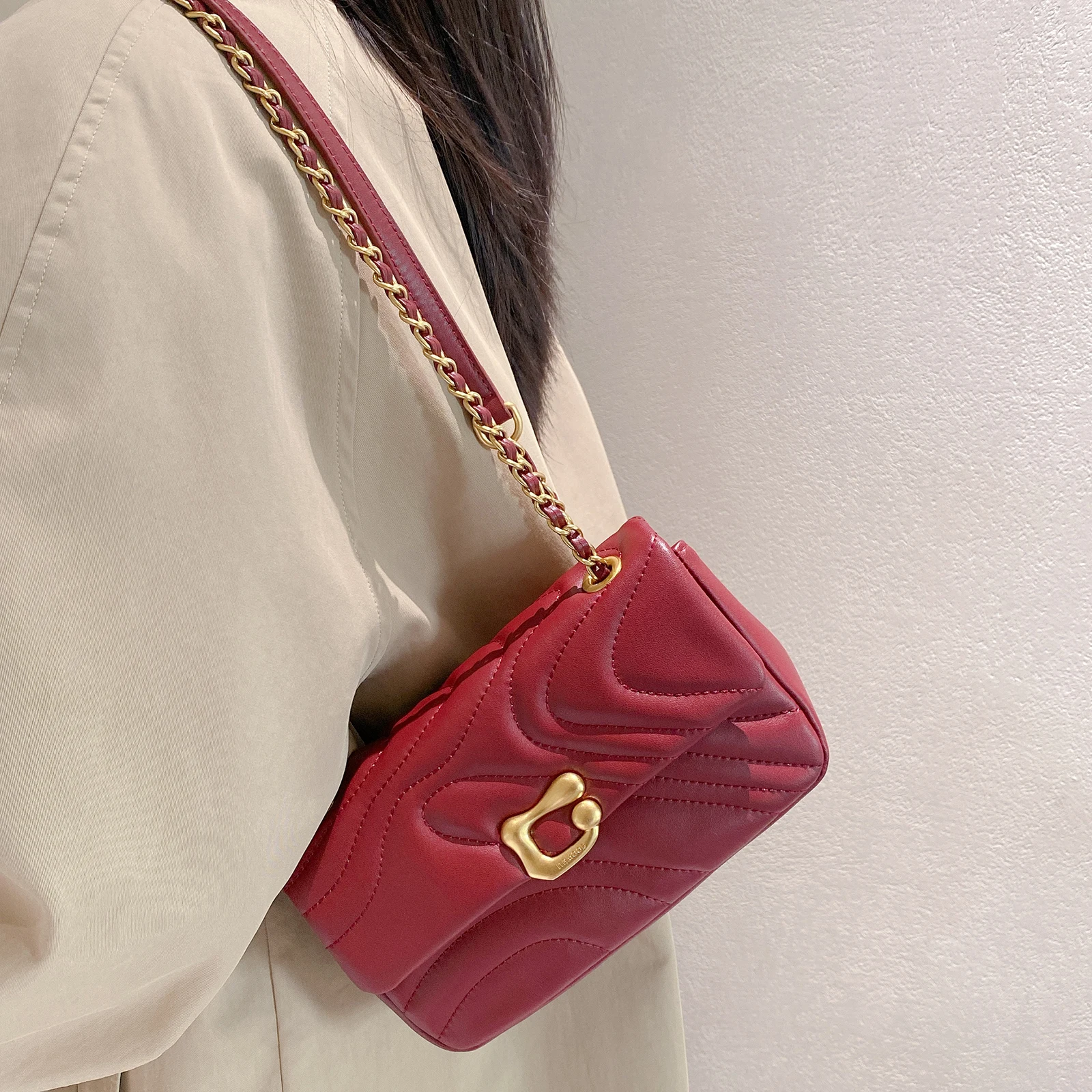 

ITAMOOD Genuine Leather Embroidered Chain Bag, Exquisite and Fashionable Crossbody Bag, Daily Commuting Shoulder Bag