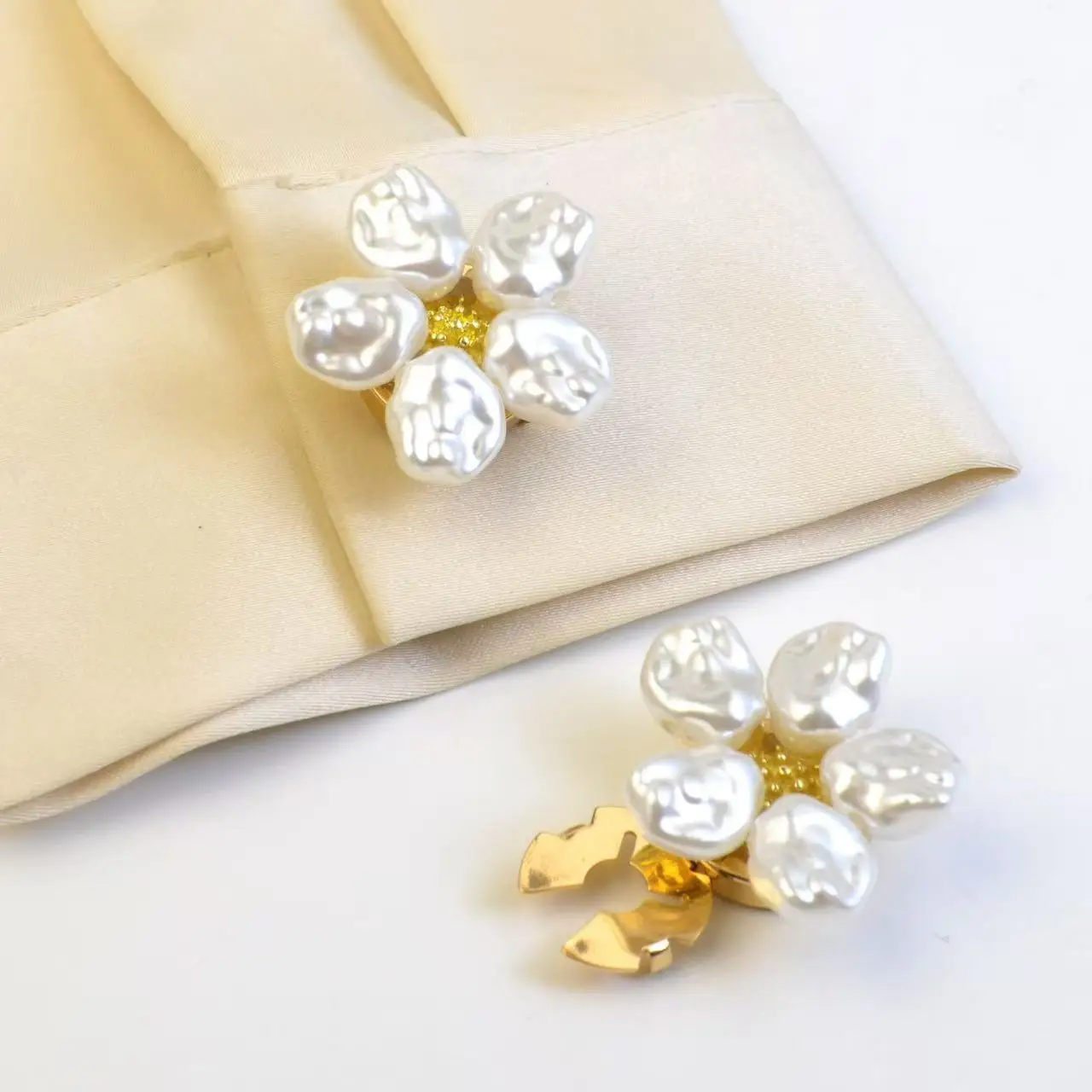 2 Stück Unregelmäßige Barock-Perlen-Blumenknöpfe für Damen und Herren, Metallische Geometrische Sicherheits-Hijab-Pins ohne Loch, Hemd- und Schal-Schnallen-Accessoires – Detail 5