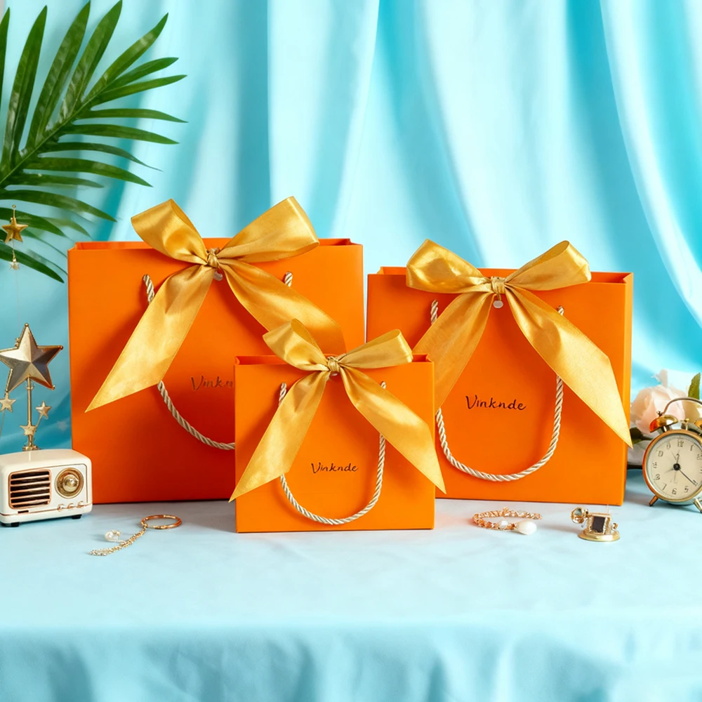 

Customized Logo Paper Tote Bags Gift Portable Packaging Bag For Weddings Birthday Parties Jewelry Boxes With Gold Bow Threads