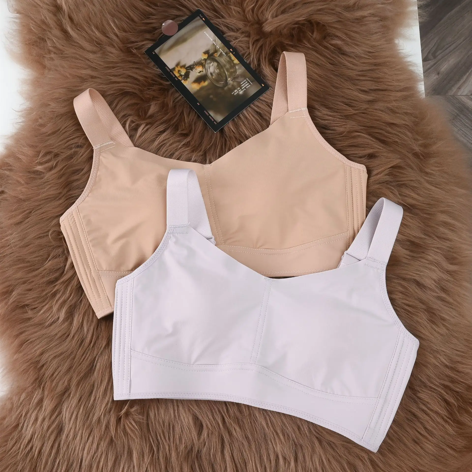 

2 pieces of seamless underwear, women's big breasts show small breasts, thin and smooth, large size rabbit ear cup bra cover.