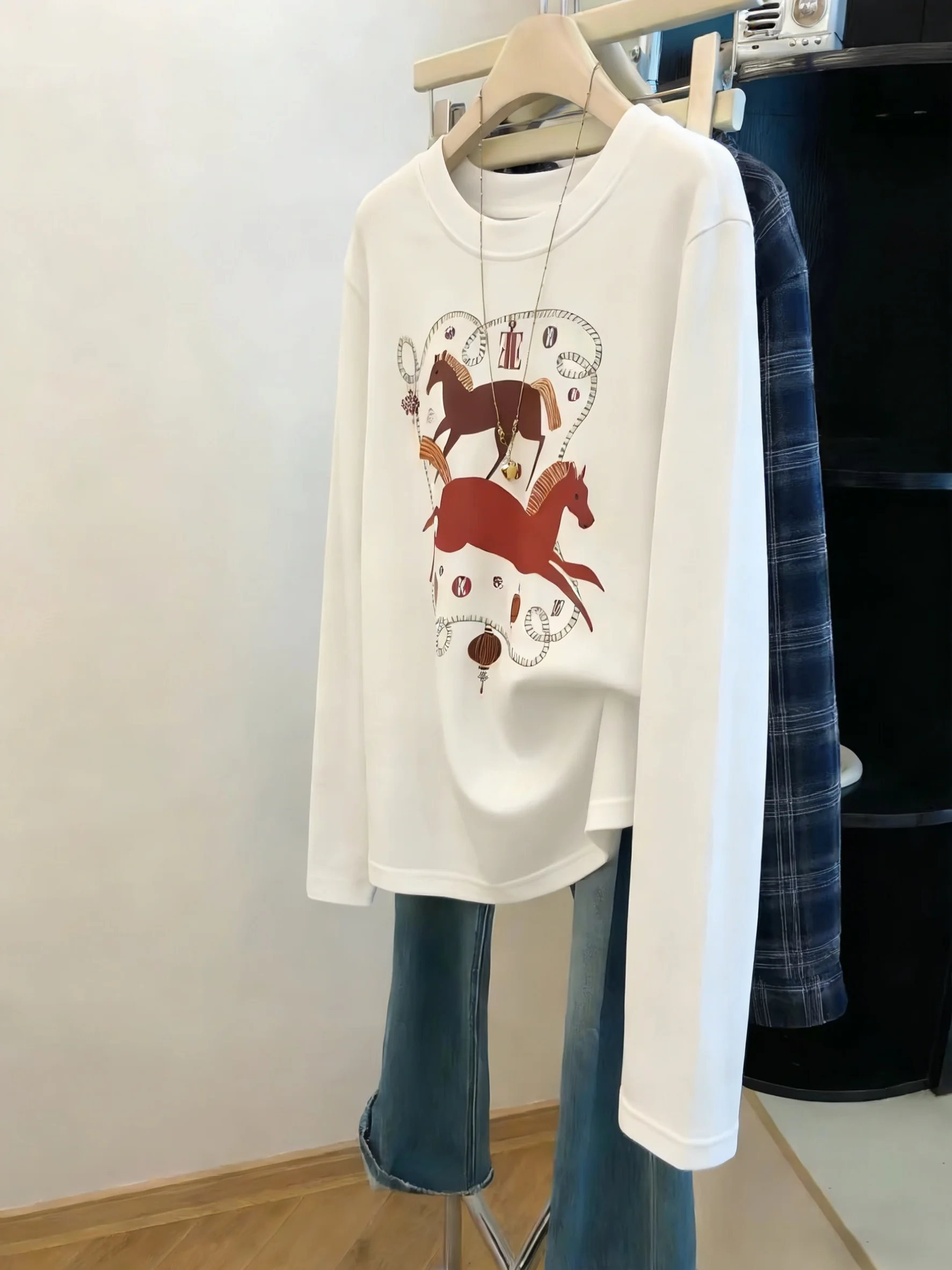 

Белая женская футболка с длинным рукавом и принтом, свободного кроя, в корейском стиле, универсальная повседневная модель для весны и осени, из полиэстера.