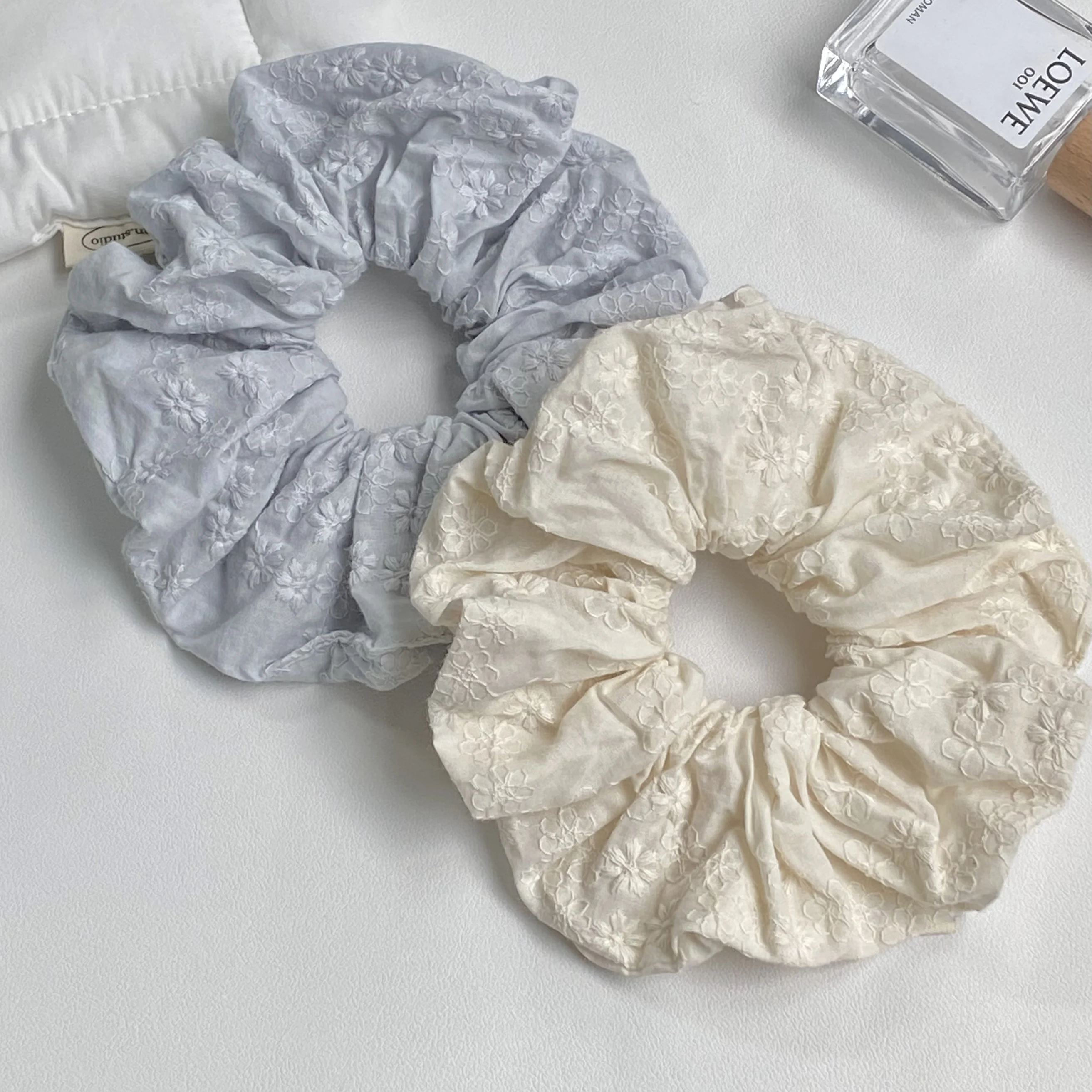 1-teiliges Haargummis-Set mit Blumenstickerei, hellblaue und cremige weiße Haargummis, eleganter Haarschmuck für Frauen