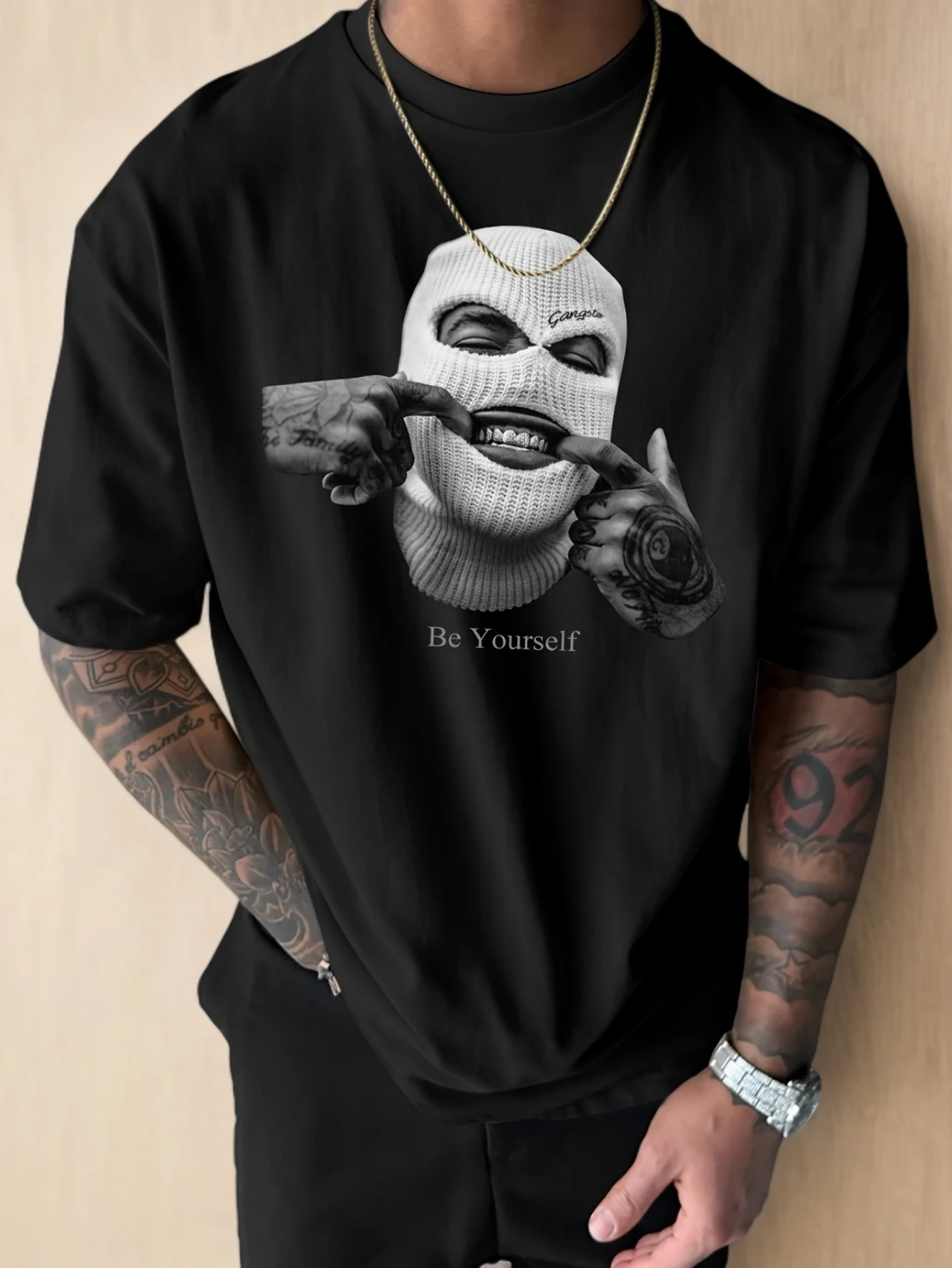 T-shirt pour homme en coton 100% respirant et confortable avec un portrait unique de Balaclava et un imprimé « Be Yourself », idéal pour les sorties estivales