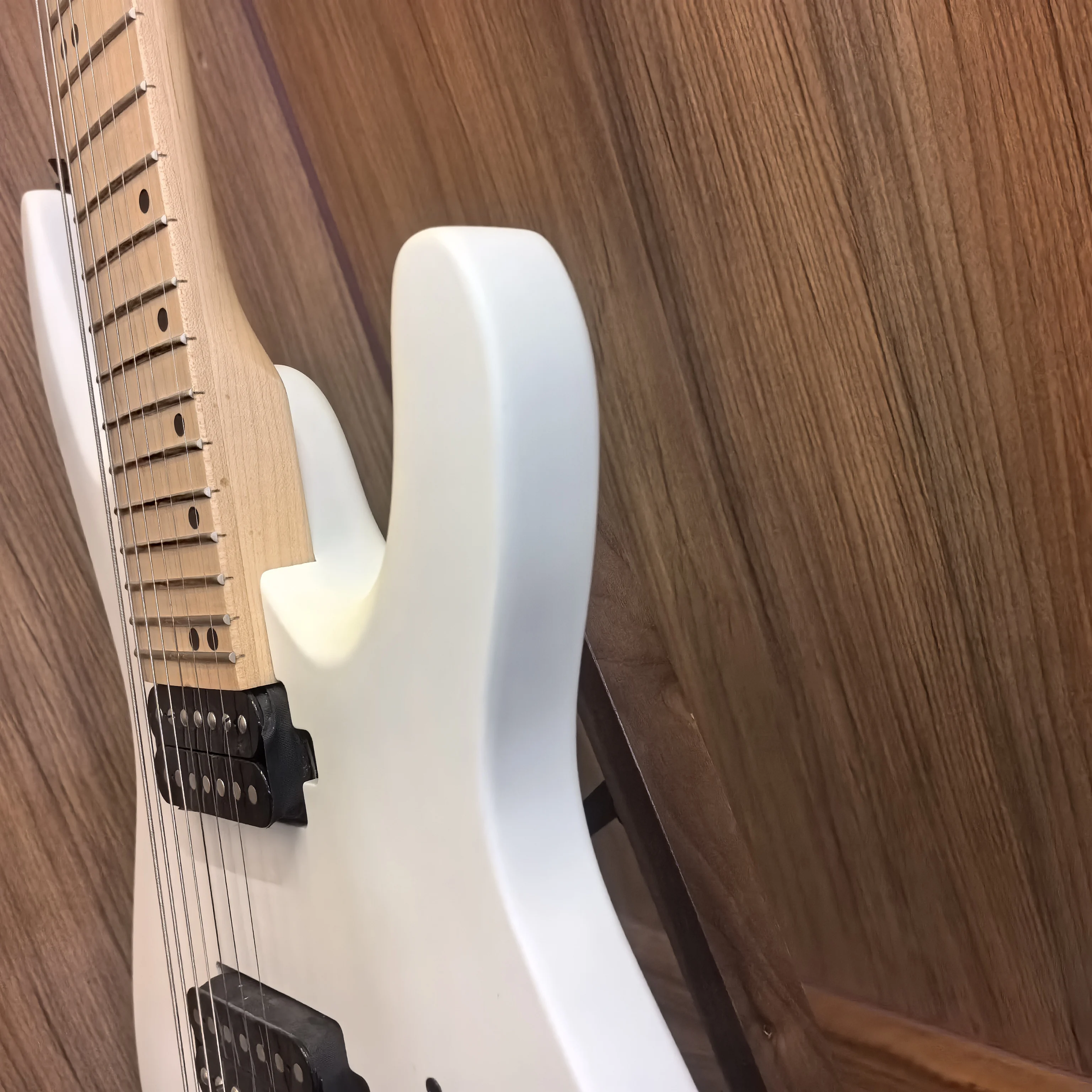 

Стандартная, прямая продажа с фабрики, матово-белая 7-струнная электрогитара из красного дерева, готов к отправке при размещении заказа!