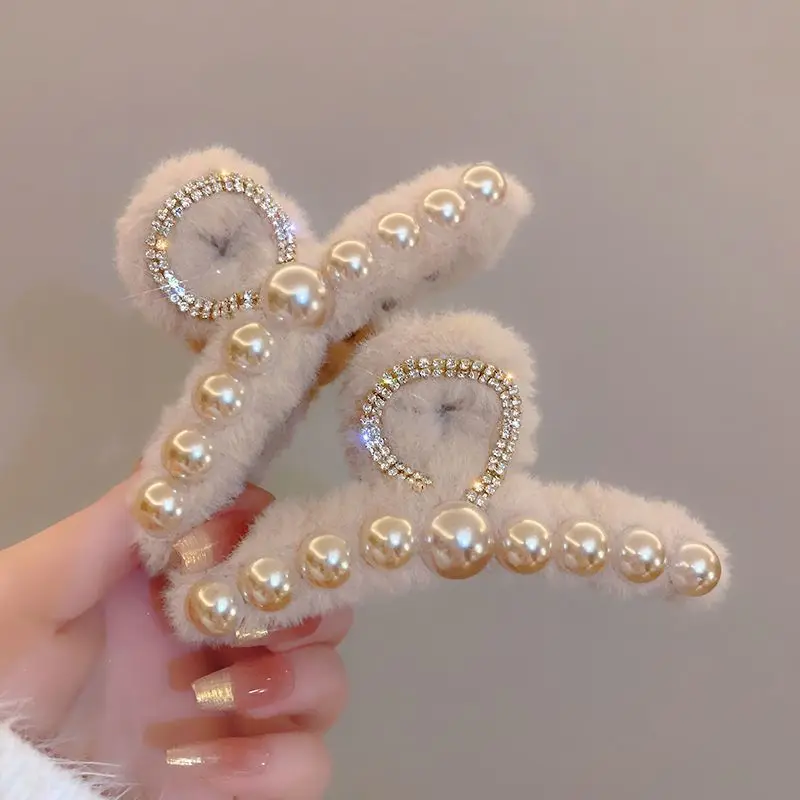 

Korean Version Pearl Diamond Plush Grab Clip for Women's Autumn and Winter New High-end Shark Clip with Multiple Haircuts