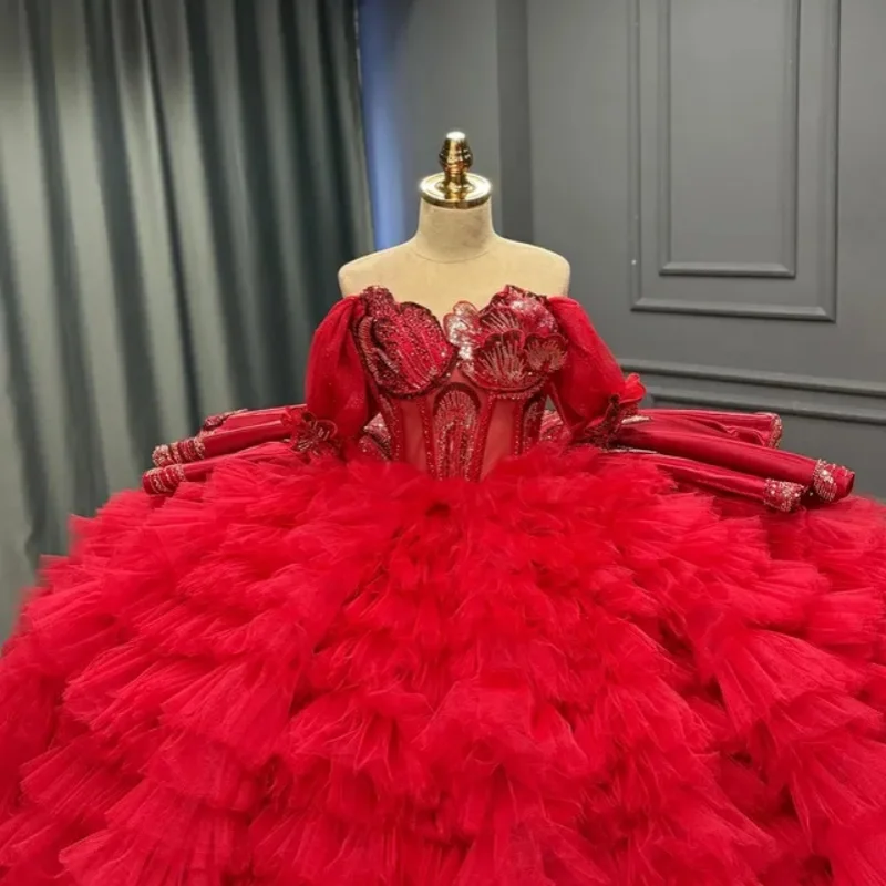 

Красное платье для квинсеаньеры с открытыми плечами, золотистым блестящим декором, многослойным кружевом, длинным шлейфом и бантом. Индивидуальный пошив.