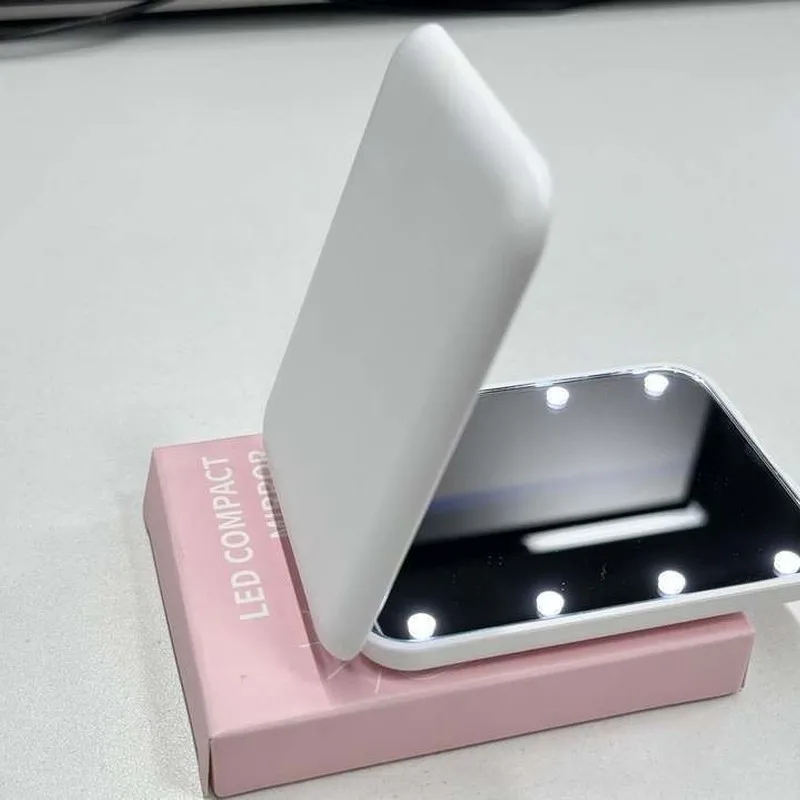 Draagbare draagbare make-upspiegel: 8-LED verlicht met 2x vergroting en batterijvoeding