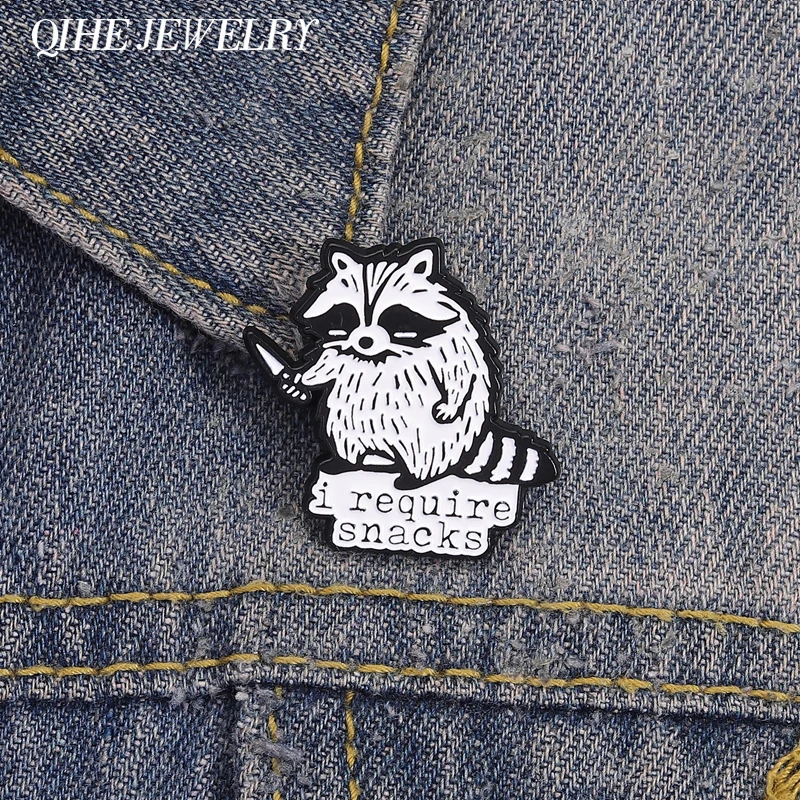Lustiger Waschbär mit einem Messer, ich erforderlich, Snacks, Emaille-Anstecknadeln, Cartoon-Tier-Humor, Metallbroschen, Jacke, Revers, Abzeichen, Schmuck, Geschenke