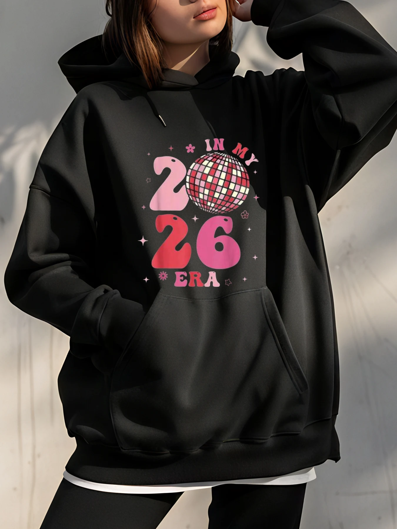 

Женская толстовка с капюшоном 2026 In My Era с принтом, повседневная уличная одежда, модная толстовка, молодежная модная одежда, праздничная одежда