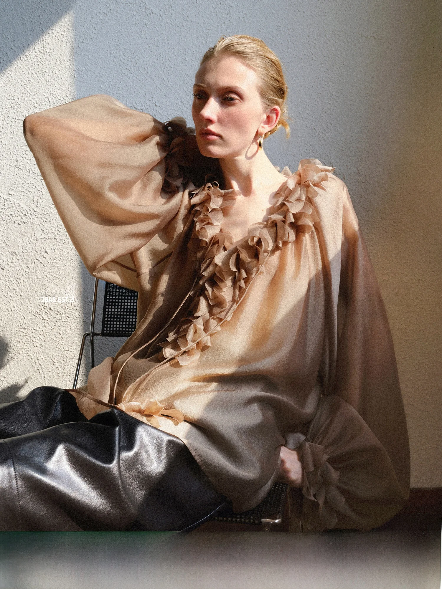 

Микропермеабельная ткань Mogas серии Petal, плотная, из смеси медного аммиачного вискозного волокна, с V-образным вырезом, рукавами-фонариками, весенняя коллекция