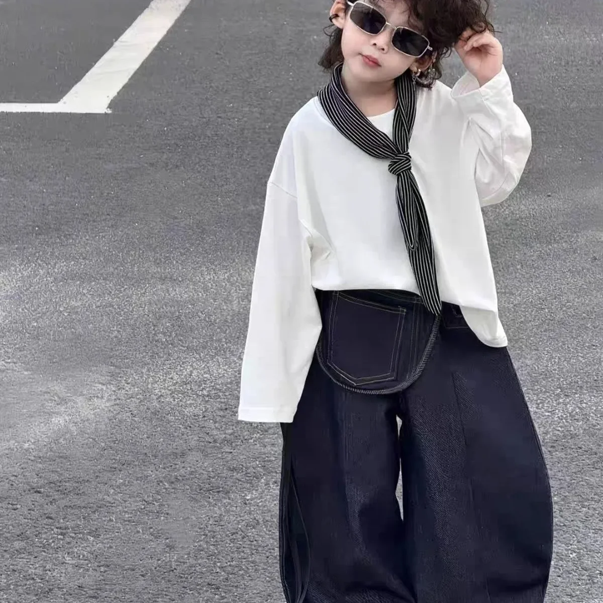

Spring and Autumn Children's Clothing Set Fashionable 2026 New Boys' White Long sleeved T-shirt+Jeans+Tie Handsome 3-Piece Set