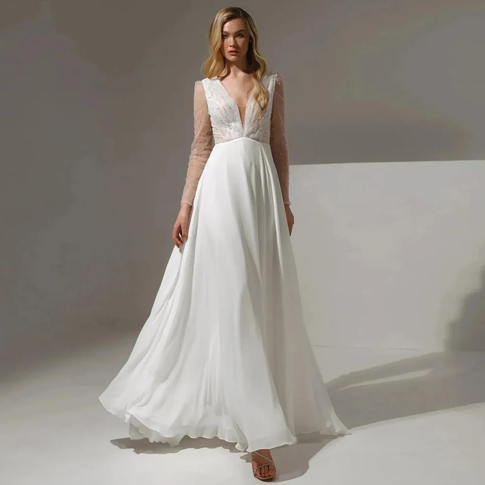 فستان زفاف رومانسي من الشيفون واللؤلؤ بأكمام طويلة مخصص بطيات عميقة على شكل حرف v بطول الأرض مع مشد