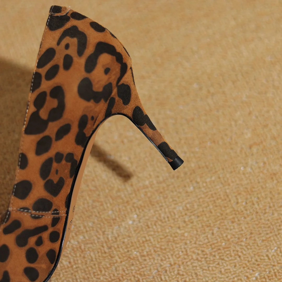 

Женские леопардовые туфли-лодочки из натуральной замши на тонком высоком каблуке 7 см с острым носком, сексуальные женские вечерние повседневные модельные туфли на каблуке