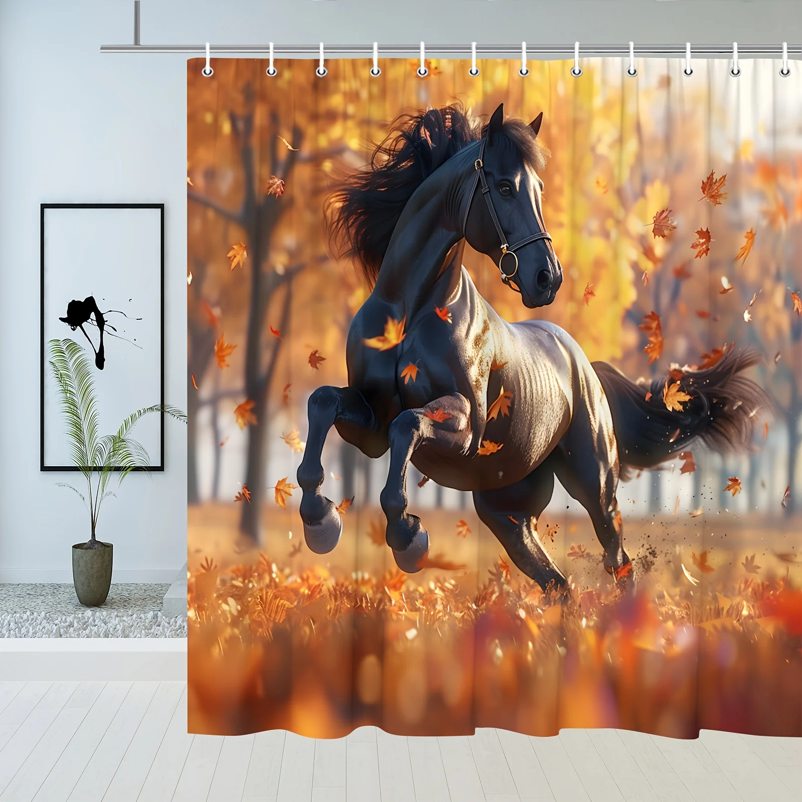ミッドリープシャワーカーテンの黒い馬、秋の森の強力な動物、流れるたてがみと尾、金色の葉と日光 1 個