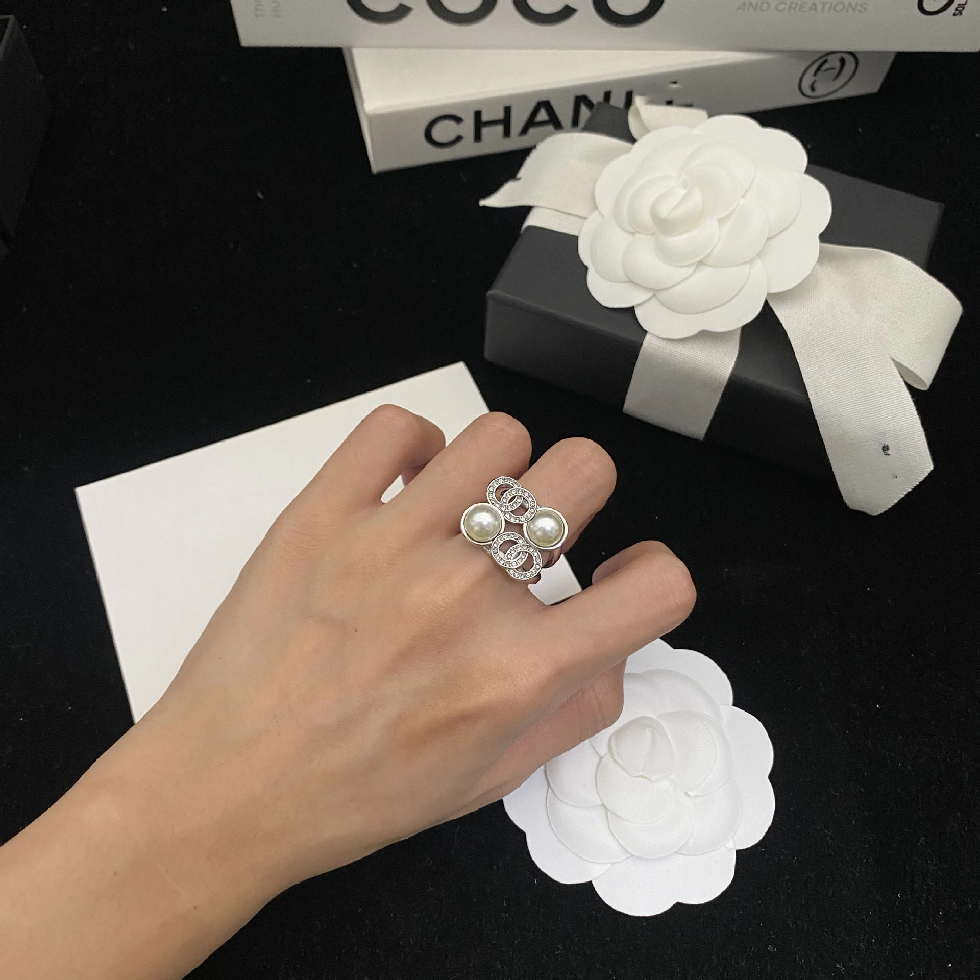 حلقات أنيقة ذات لونين، لؤلؤية - مزينة بسلسلة - مثل التصميم، فريدة ورائعة #3