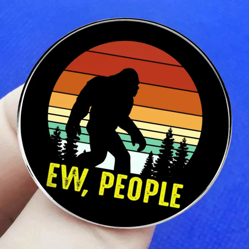 EW الناس المينا دبابيس بيج فوت القرفصاء شارة التلبيب حقيبة الملابس بروش الديكور والمجوهرات